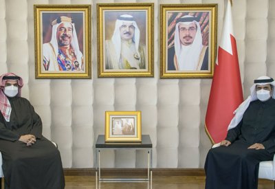 وزير الإعلام يستقبل سفير البحرين لدى السعودية
