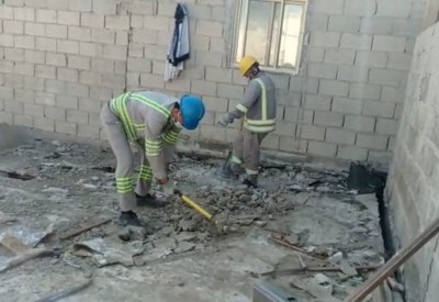 بلدية المحرق تباشر هدم مبنى آيل للسقوط في مجمع 213