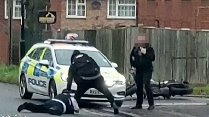 حادث مرعب بوضح النهار.. شرطيان عجزا عن حماية نفسيهما