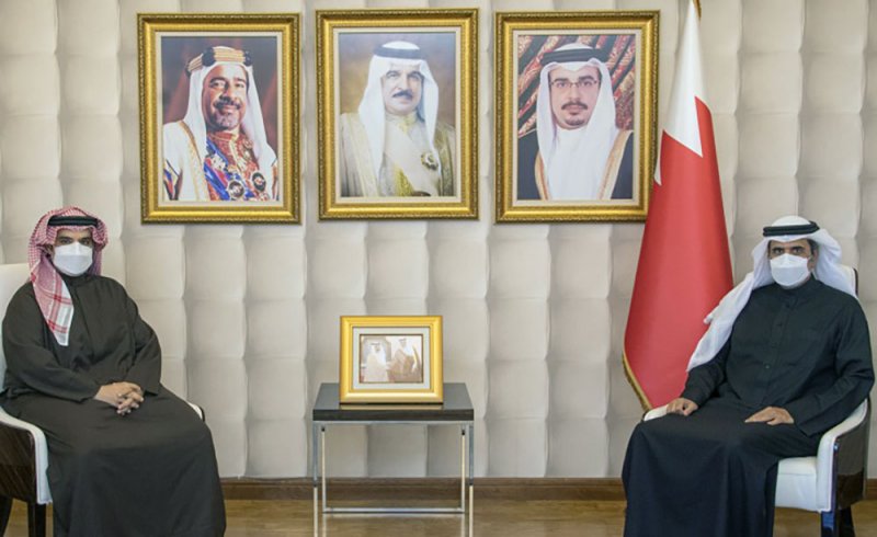 وزير الإعلام يستقبل سفير البحرين لدى السعودية