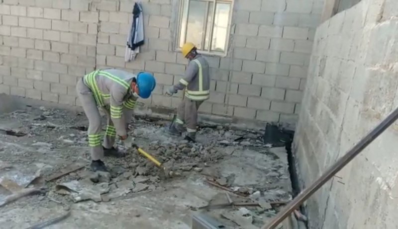 بلدية المحرق تباشر هدم مبنى آيل للسقوط في مجمع 213