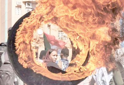 شوارع السودان تعج بالمحتجين.. قنابل غاز وصيحات غضب