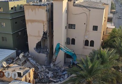 بالفيديو والصور: أمانة العاصمة تهدم مبنى "جرداب" الخطير