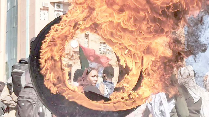 شوارع السودان تعج بالمحتجين.. قنابل غاز وصيحات غضب