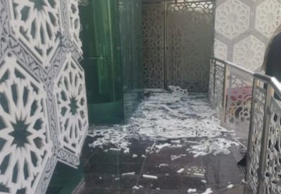 بالصور: سقوط أجزاء من سقف قسم النساء بمسجد الشيخ عزيز