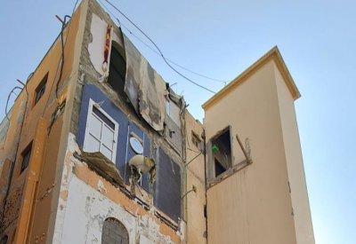 بالصور: أمانة العاصمة تهدم مبنى جرداب المتأثر بتساقط الأمطار