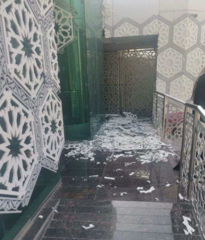بالصور: سقوط أجزاء من سقف قسم النساء بمسجد الشيخ عزيز