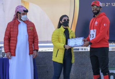ناصر بن حمد يسلم هيا جمال شهادة الفروسية العلاجية لأطفال الإعاقة من أمريكا