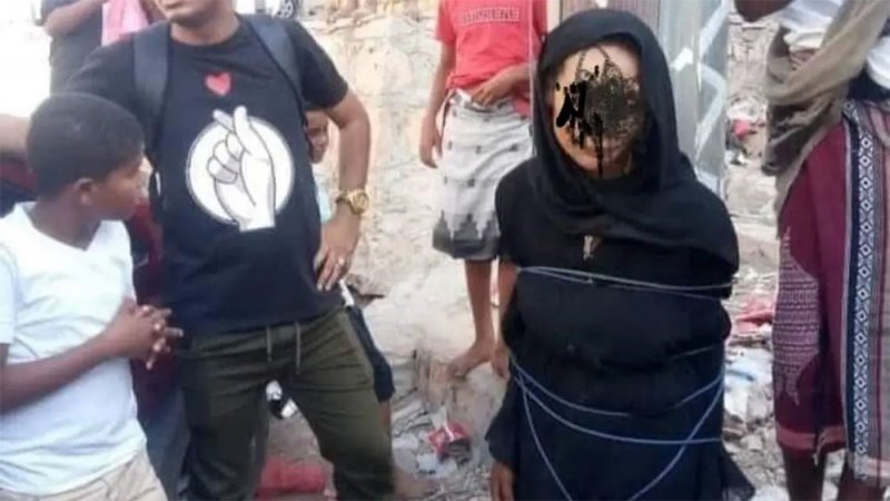 صورتها هزت اليمن.. امرأة مربوطة بعمود وهذه تهمتها