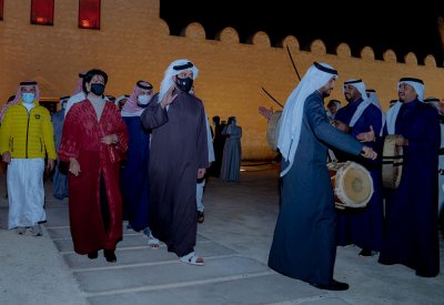 ناصر بن حمد ينيب خالد بن حمد لافتتاح معرض "البرقع"
