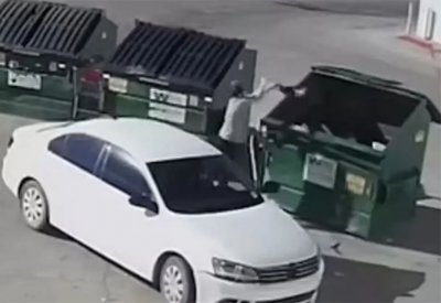 الكاميرا ترصد حادثة مرعبة.. الأم ألقت برضيعها في النفايات
