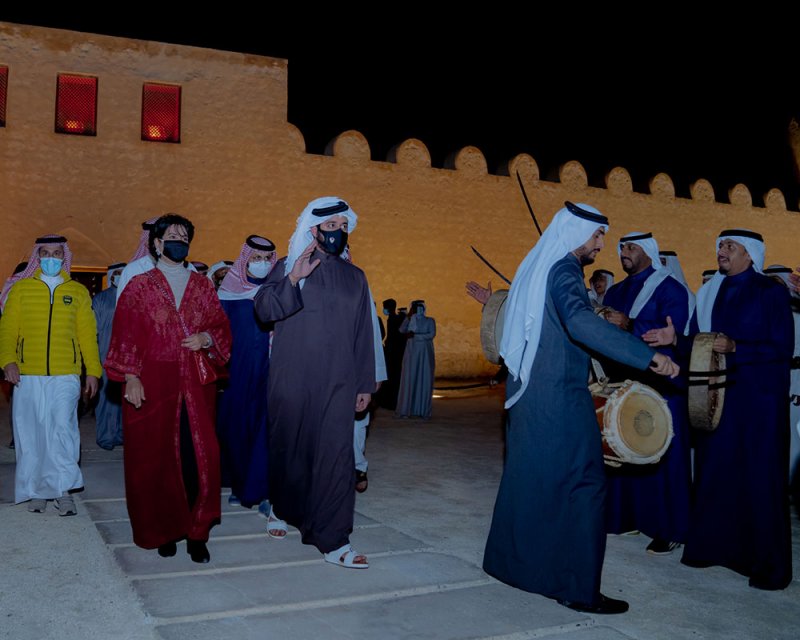 ناصر بن حمد ينيب خالد بن حمد لافتتاح معرض "البرقع"