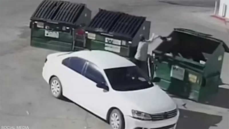 الكاميرا ترصد حادثة مرعبة.. الأم ألقت برضيعها في النفايات