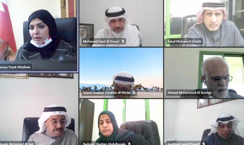 “العمل” توقف إصدار تراخيص حاويات الملابس