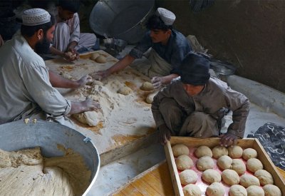 مع تفاقم الأزمة.. طالبان تدفع بـ"القمح مقابل العمل"