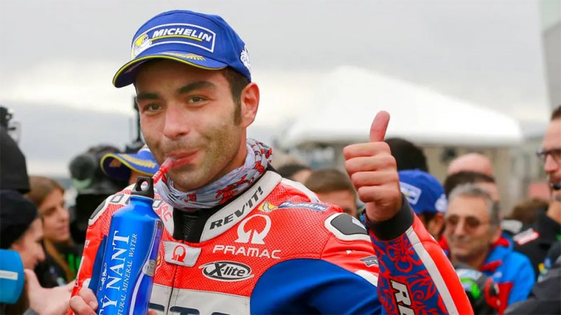 بالفيديو: هذا ما فعله أطفال سعوديون لمتسابق برالي داكار