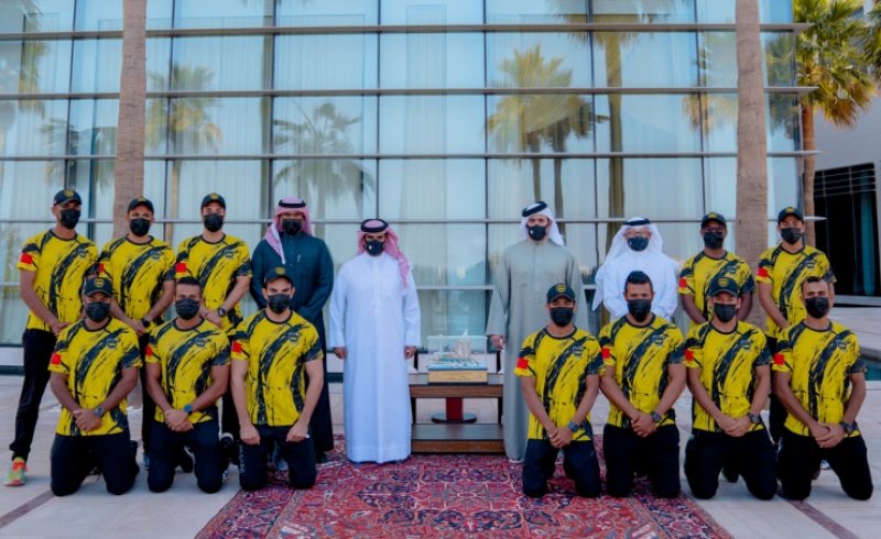 خالد بن حمد يستقبل فريق KHK للتجديف الشعبي الفائز بكأس آل مكتوم