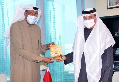 حميدان يتسلم نسخاً من مؤلفات الكاتب إبراهيم الدوسري