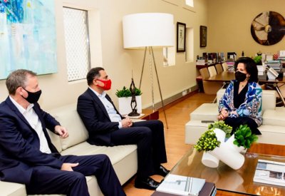 الشيخة مي تستقبل رئيس مجلس إدارة مسرح الدانة