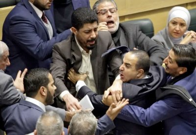 بعد عراك ولكمات.. البرلمان الأردني يجمد عضوية نائب