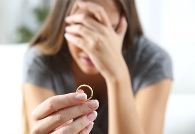 زوجة تطلب الخلع: زوجي يستحم مرة واحدة كل شهر