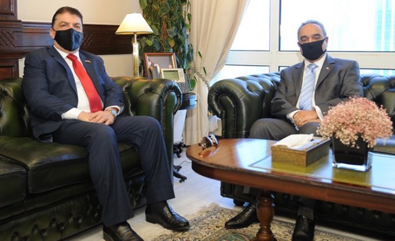 وزير الأشغال يبحث مع القائم بأعمال السفير العراقي التعاون في مشاريع البنية التحتية