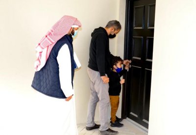 تسليم شهادات الوحدات السكنية في شرق سترة ومفاتيح مدينة سلمان واللوزي