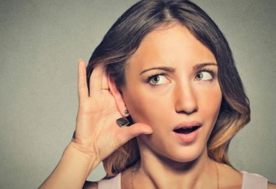 بحسب الأبراج.. تعرف على النساء الأكثر حشرية!