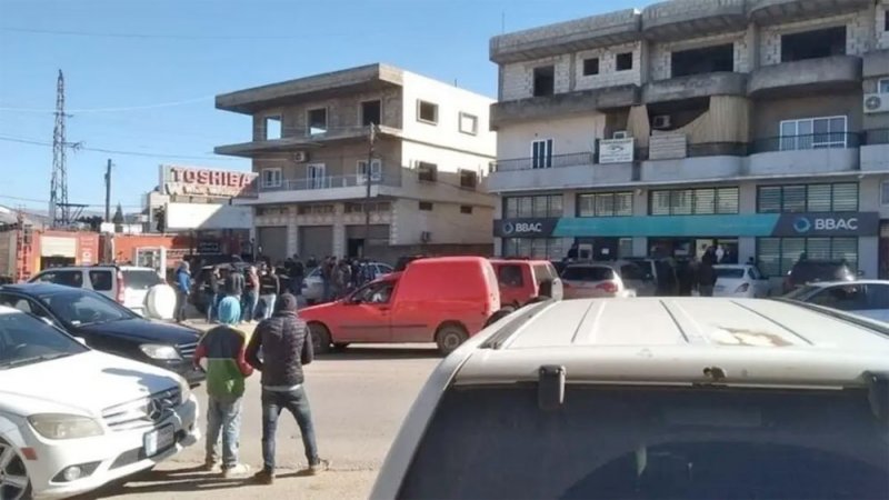 مشهد هوليودي.. لبناني يحتجز رهائن بمصرف ويهدد بنسفه