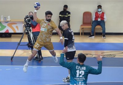 "أحمر اليد" ينتصر على هونغ كونغ