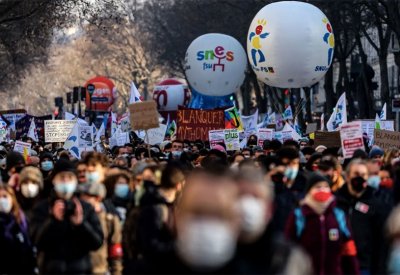 فرنسا سترفع قيود كوفيد تدريجيًا وتحدد الموعد