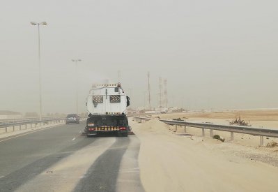 بالصور: "البلديات" تباشر اعمال كنس وتنظيف الشوارع اثر موجة الرياح