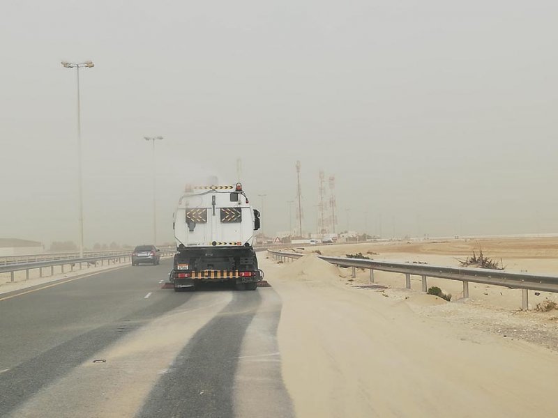 بالصور: "البلديات" تباشر اعمال كنس وتنظيف الشوارع اثر موجة الرياح