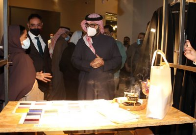 وزير شؤون الشباب والرياضة يزور "سوق الشباب" ويؤكد أهمية الترويج لمشروعات الشباب البحريني