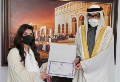 محافظ الجنوبية يكرم الموظفة إيمان شكيب لإنجازها الرياضي في مجال القوة البدنية ورفع الاثقال‎‎