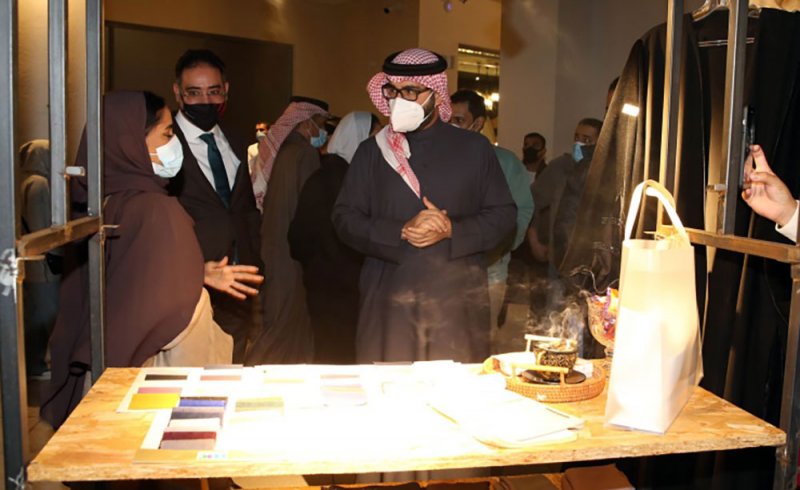 وزير شؤون الشباب والرياضة يزور "سوق الشباب" ويؤكد أهمية الترويج لمشروعات الشباب البحريني