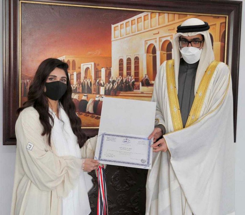 محافظ الجنوبية يكرم الموظفة إيمان شكيب لإنجازها الرياضي في مجال القوة البدنية ورفع الاثقال‎‎