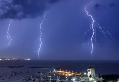إغلاقات كورونا والبرق.. دراسة تكشف رابطا مثيرا