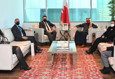 وزير الصناعة والتجارة والسياحة يجتمع بالمدير العام لمعهد البحرين للدراسات المصرفية والمالية