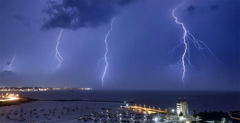 إغلاقات كورونا والبرق.. دراسة تكشف رابطا مثيرا