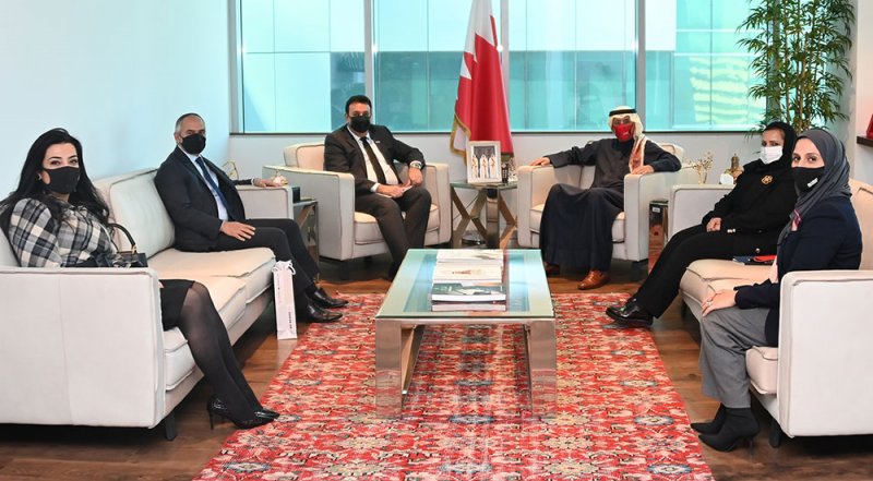 وزير الصناعة والتجارة والسياحة يجتمع بالمدير العام لمعهد البحرين للدراسات المصرفية والمالية