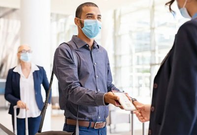 رفض ارتداء كمامة.. مسافر يواجه عقوبة السجن 20 عاما