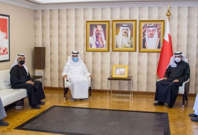 وزير الإعلام يستقبل الفنانين سعد الفرج وحبيب غلوم
