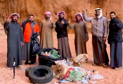 بحرينيون ينظفون مغارة عريقة في تبوك