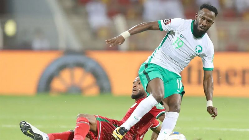 المنتخب السعودي يواجه عمان بهدف الاقتراب من المونديال