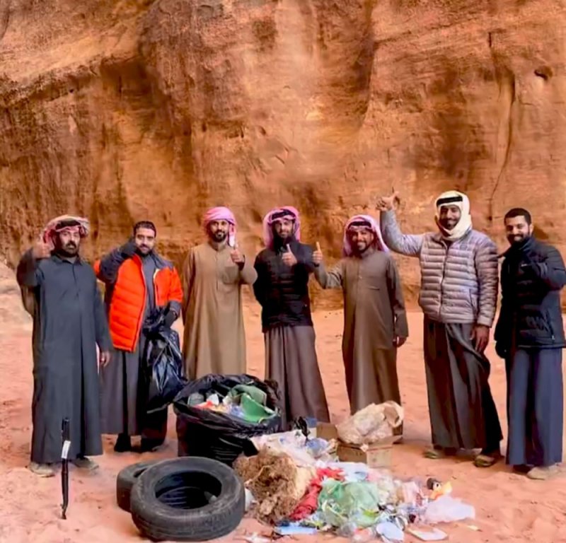 بحرينيون ينظفون مغارة عريقة في تبوك