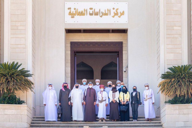 وفد مركز "دراسات" يزور جامعة السلطان قابوس