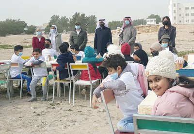 بالصور: مجموعة من أطفال برنامج "الآثاري الصغير" في موقع تلال مدافن مقابة