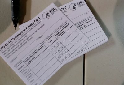 بالصور: ممرضتان جمعتا 1.5 مليون دولار من تزوير بطاقات تطعيم كورونا.. شاهد المضبوطات