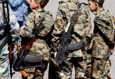 تفاصيل صادمة عن تجنيد الحوثيين للأطفال.. 2000 قتلوا